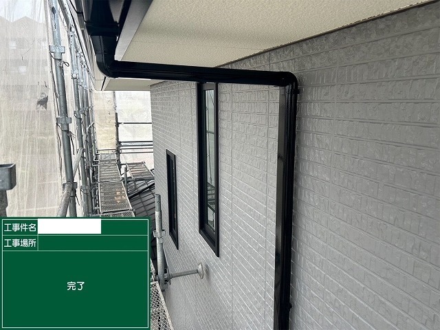 外壁と付帯部の塗装が完了し足場解体を待つ建物側面