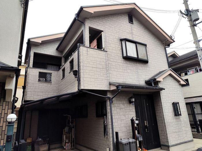 松原市別所 施工前の全景（左斜め前）｜くすみが進んだ外壁と苔の出たスレート屋根