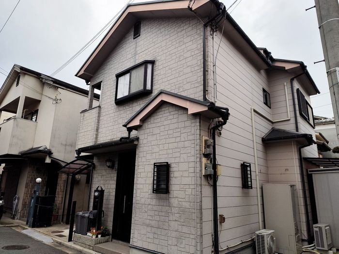 松原市別所 施工前の全景（右斜め前）｜南面・西面の色褪せが目立つ外壁