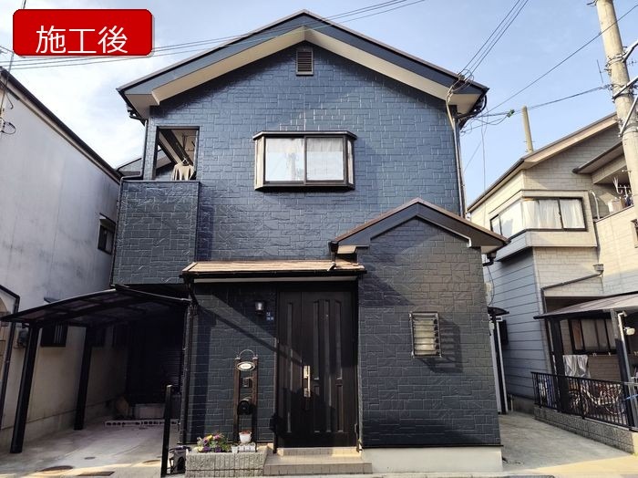 松原市別所 外壁塗装後の全景 濃グレーに塗り替えたサイディング外壁