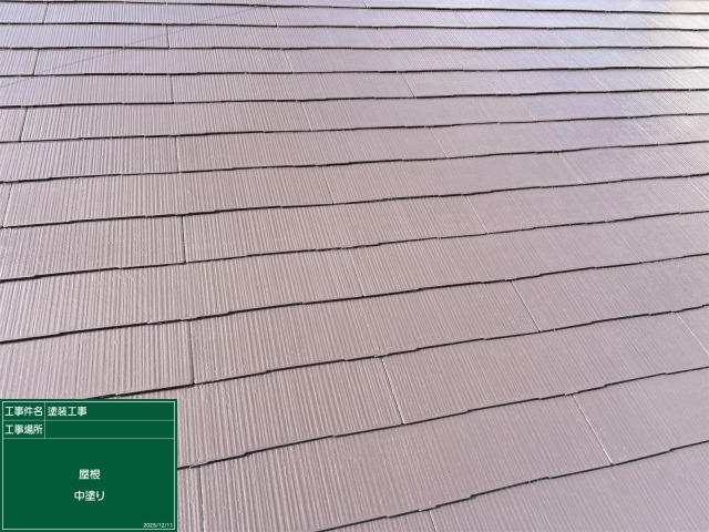 遮熱塗料シャネツテック2Siの中塗りが完了した屋根