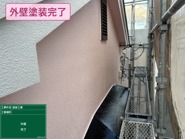 外壁塗装が完了した側面 淡いピンクの仕上がり