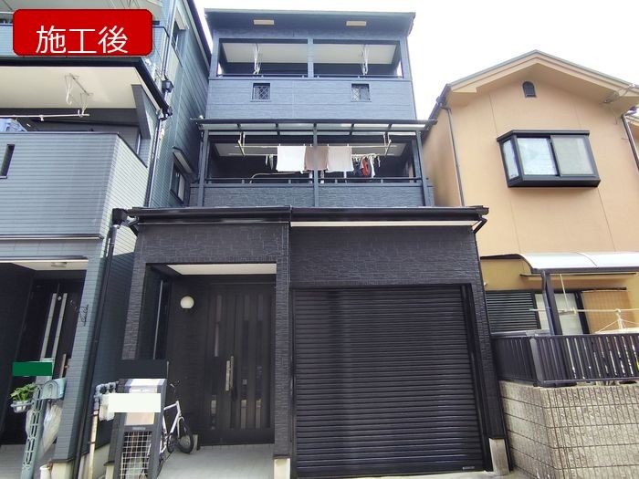 松原市の築25年戸建て。外壁を黒系に塗り替えた施工後の全景