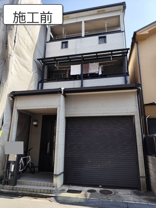 松原市の築25年戸建て。外壁塗装前の全景で、薄いグレー系サイディングの色褪せが目立つ状態