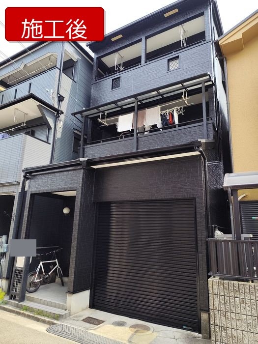 外壁・屋根・付帯部を黒系で統一し、モダンな外観に仕上がった完工後の全景