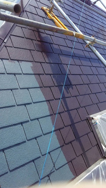 屋根の中塗り ブラウン系の色が入る様子