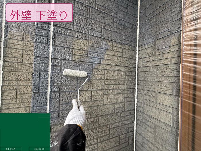 外壁サイディングへの下塗り作業