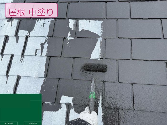 屋根の中塗り作業