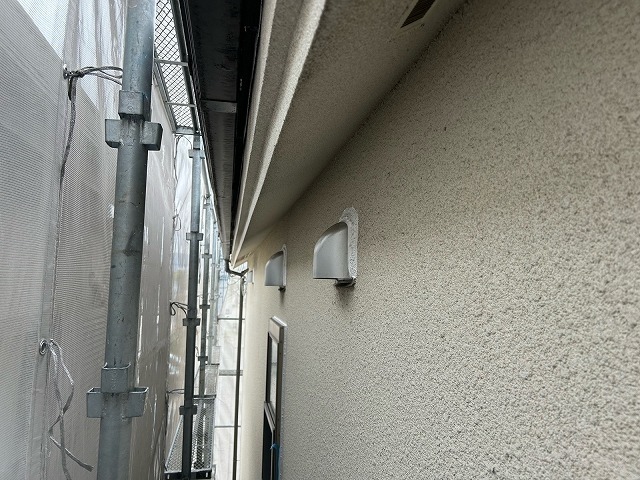 建物を囲う足場と飛散防止ネットを設置した状態