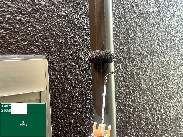 雨どいを濃い色で塗り替えている付帯部塗装