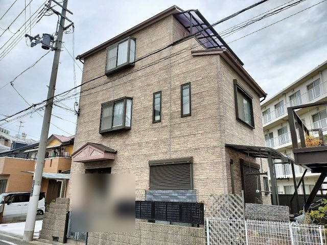 シーリング補修が完了した堺市西区浜寺の3階建てサイディング外壁の全景