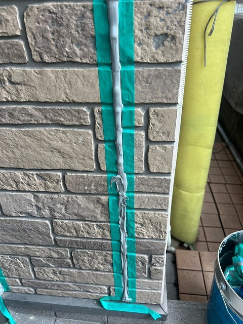 充填した直後の、まだヘラでならす前のシーリング