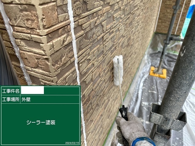 凹凸のあるサイディングの角までローラーで下塗りを入れ込む