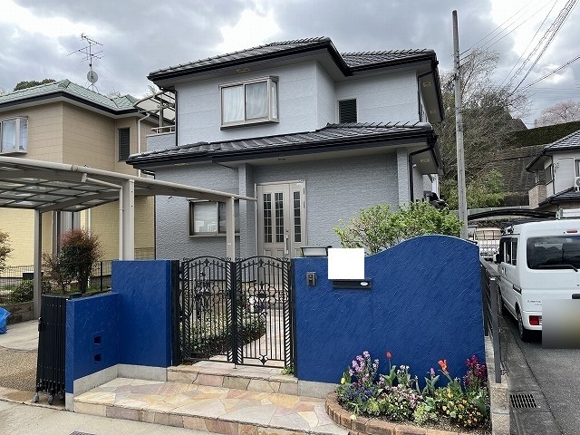 堺市東区 3回塗りで塗り替えた意匠サイディング外壁 施工後の全景
