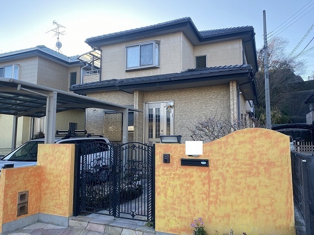 堺市東区 築20年の意匠サイディング外壁 施工前の全景