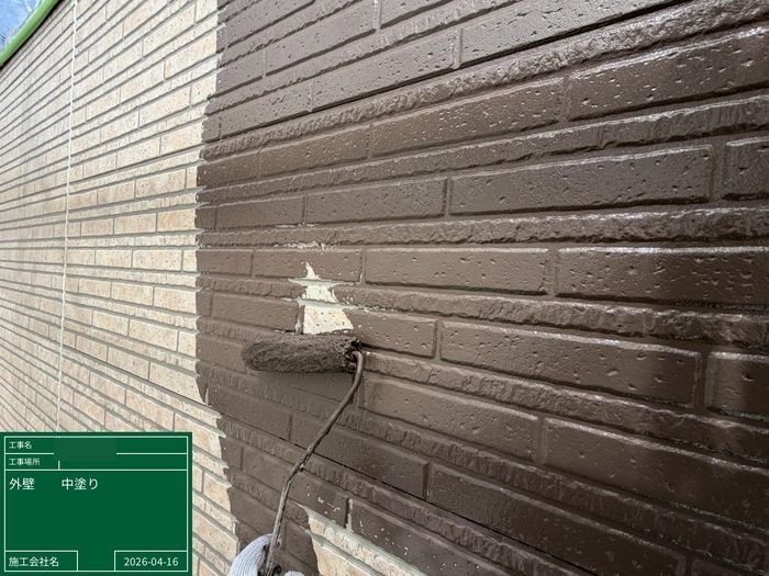 八尾市曙川東 築25年 窯業系サイディング外壁 中塗り作業中