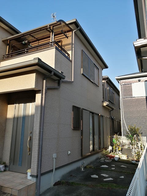 泉南市岡田 施工前のサイディング外壁を側面から見た様子 表面の光沢が失われている