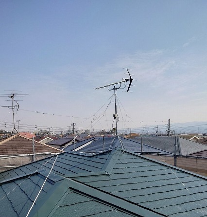 上塗りまで終わったスレート屋根の全体を棟の上から見た仕上がり