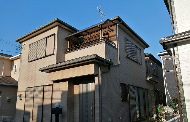 泉南市岡田 築20年サイディング外壁の施工前全景 壁全体のつやが引いて白っぽく見える