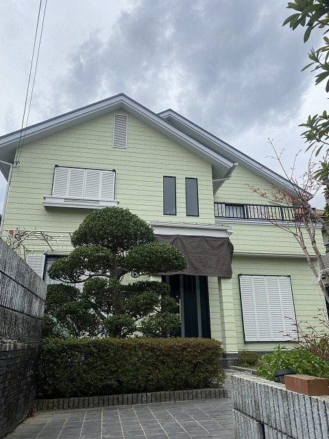 塗り替え後の建物全景。面ごとの濃淡が消え、外壁全体の色が均一になった
