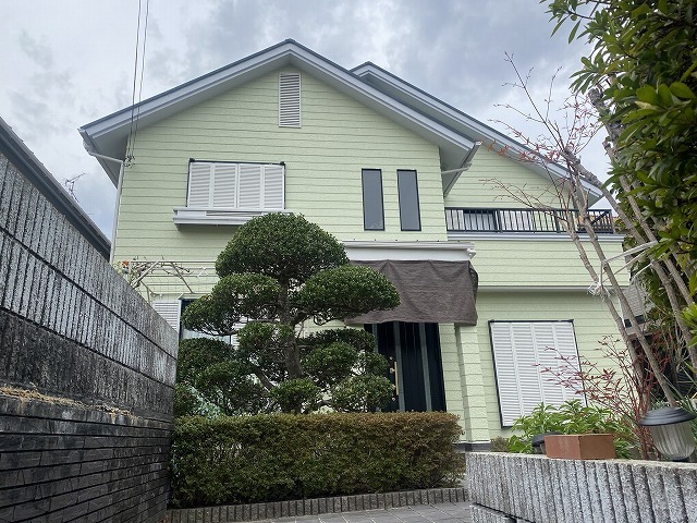 塗り替え後の外壁を別角度から見た様子。3回塗りで仕上げた壁面 塗り替え後の外壁を別角度から見た様子。3回塗りで仕上げた壁面