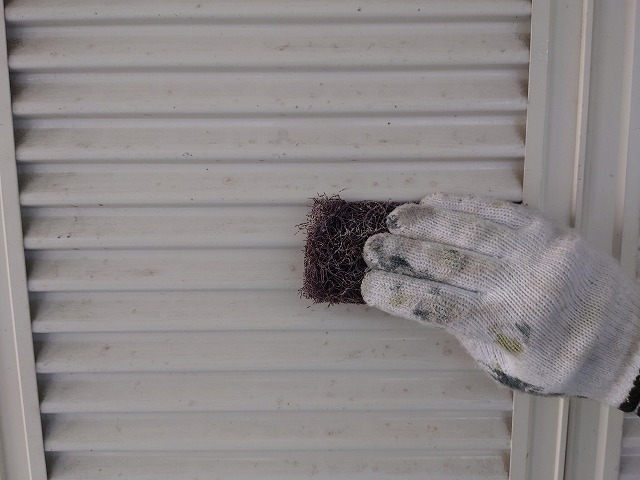 雨戸の旧塗膜と錆をやすりで削り落とす下地処理(ケレン)の作業 雨戸の旧塗膜と錆をやすりで削り落とす下地処理(ケレン)の作業