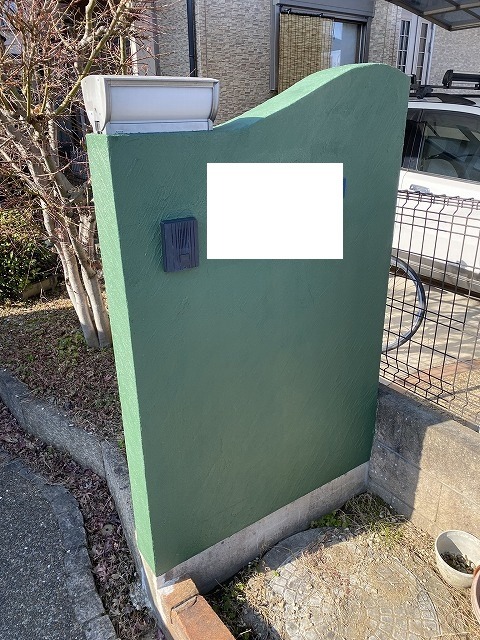 大阪市鶴見区 屋根瓦の緑に合わせて塗り替えた門柱 深い緑のアクセント