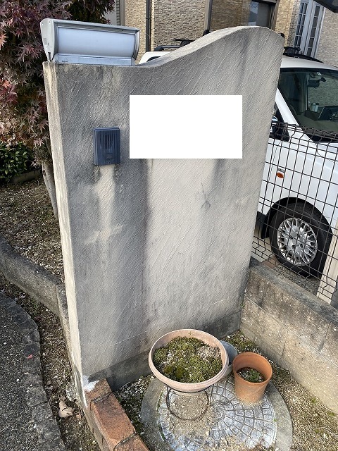 大阪市鶴見区 塗り替え前の塗り壁仕上げの門柱 雨だれで黒ずみ汚れが付着した状態