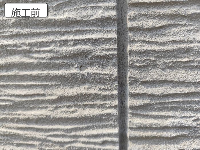 八尾市太子堂 築15年 窯業系サイディング シーリングの劣化とひび割れが見られる施工前
