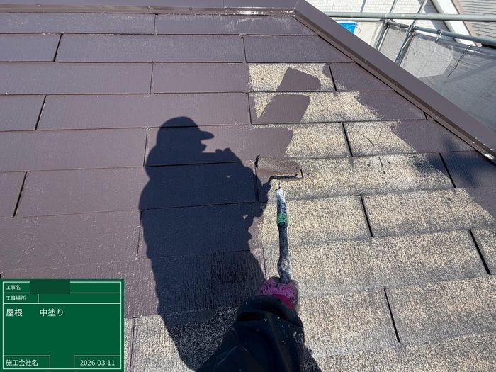 八尾市曙川東 屋根中塗り作業中