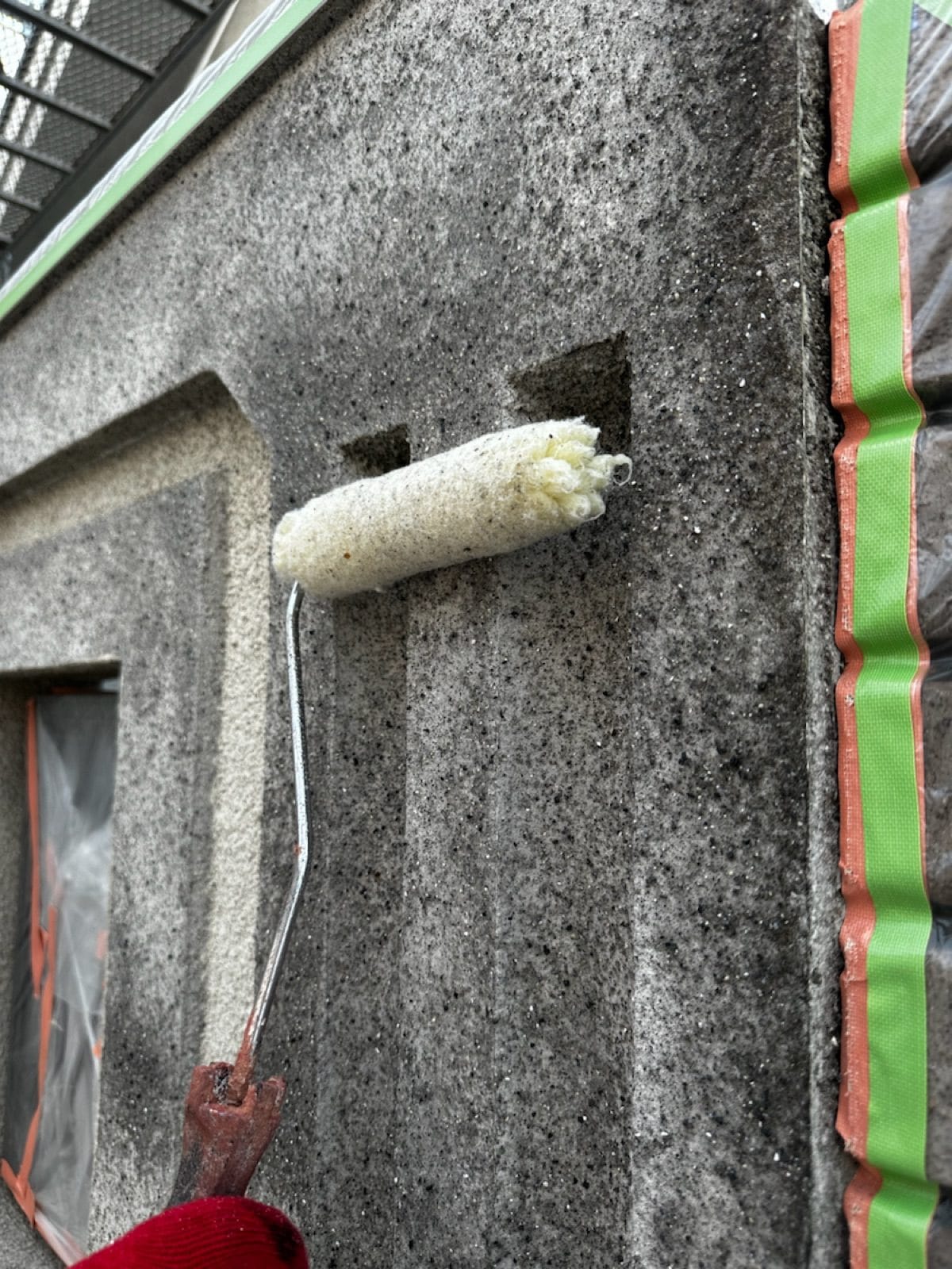 外壁 下塗り 施工中