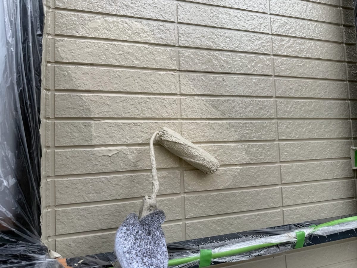 外壁 上塗り中