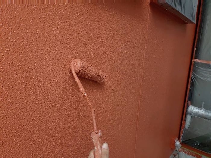 外壁 上塗り中