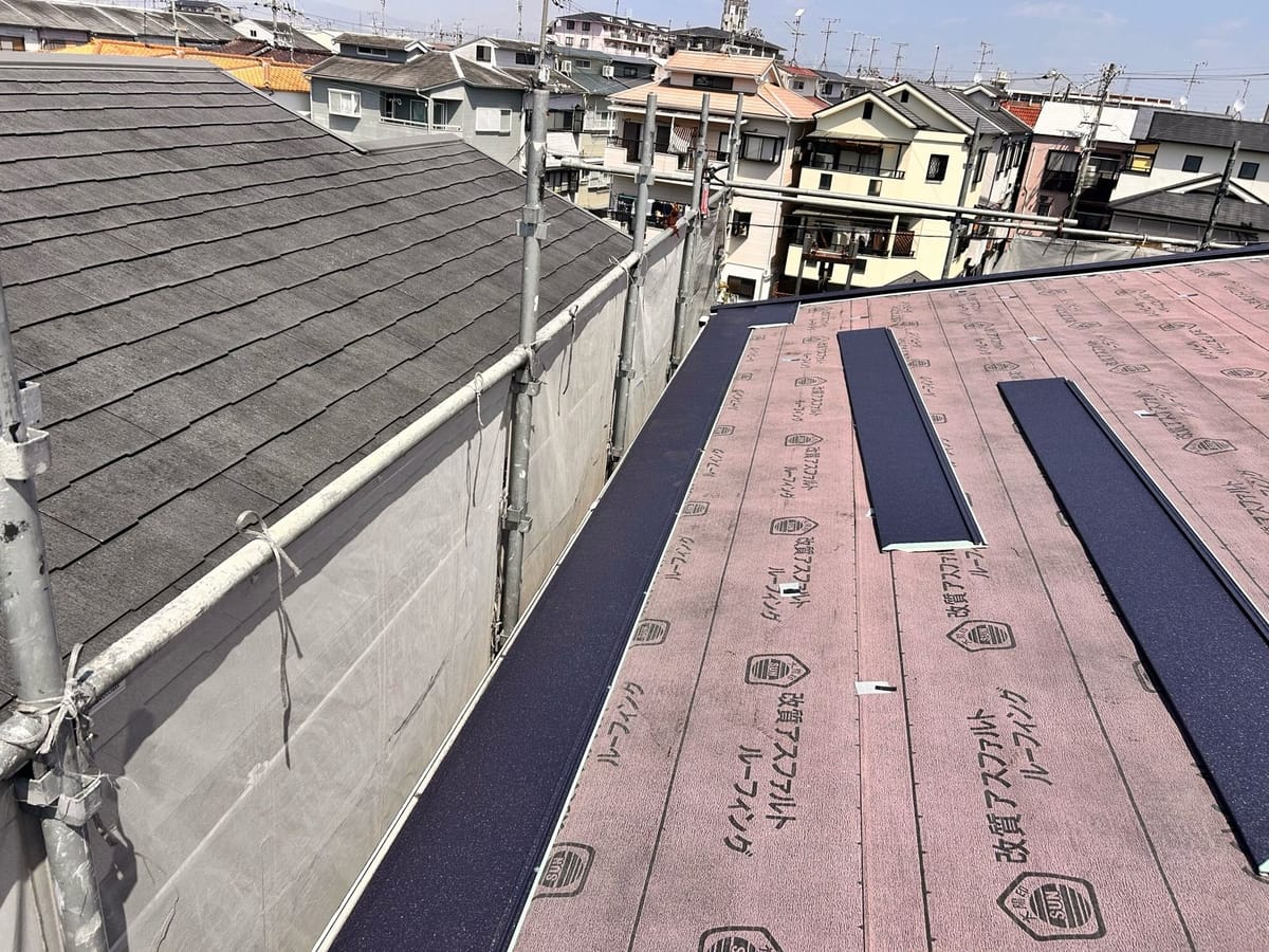 屋根 カバー工法 屋根材設置