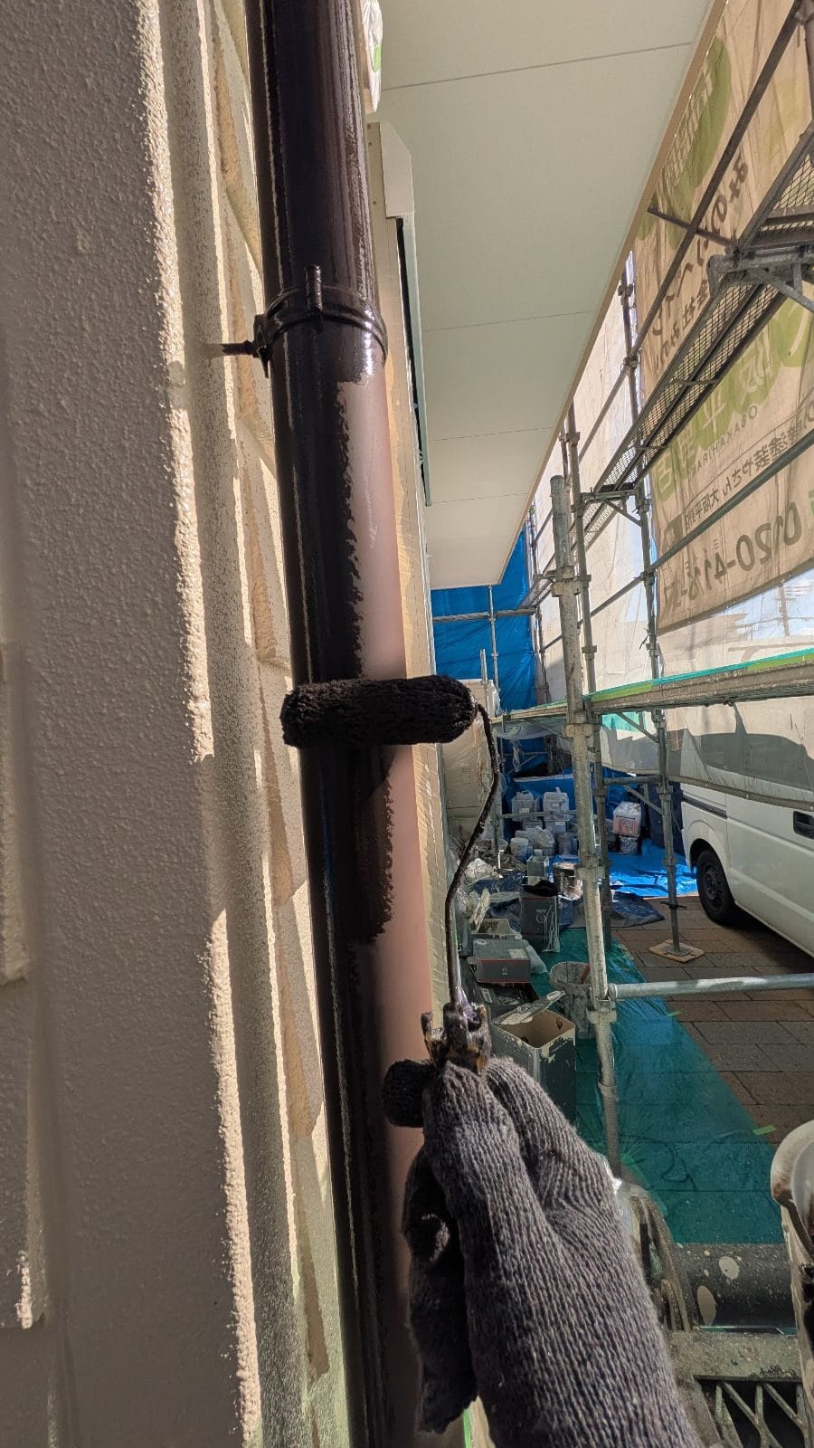 竪樋 下塗り中