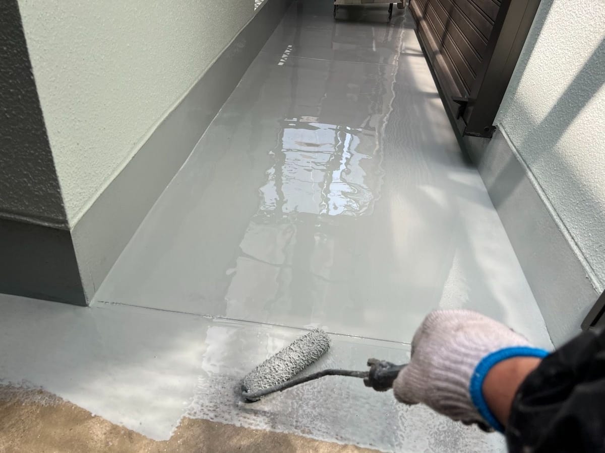 ベランダ ウレタン1回目 塗布中