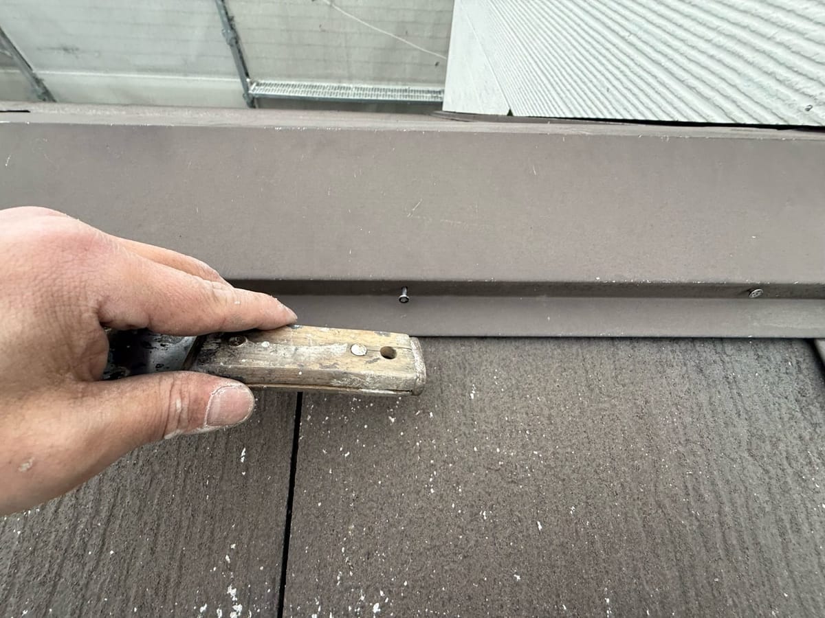 棟板金 釘打ち直し中