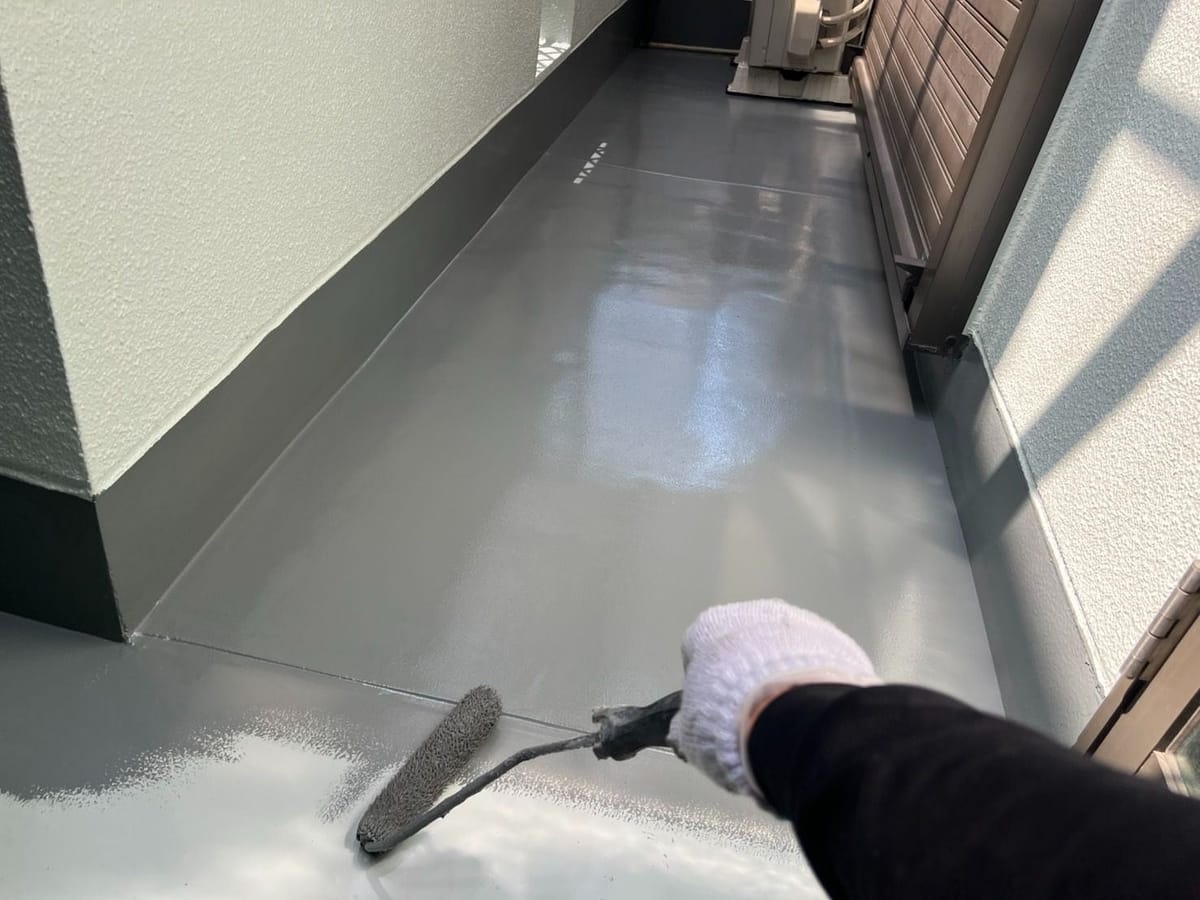 ベランダ ウレタン2回目 塗布中