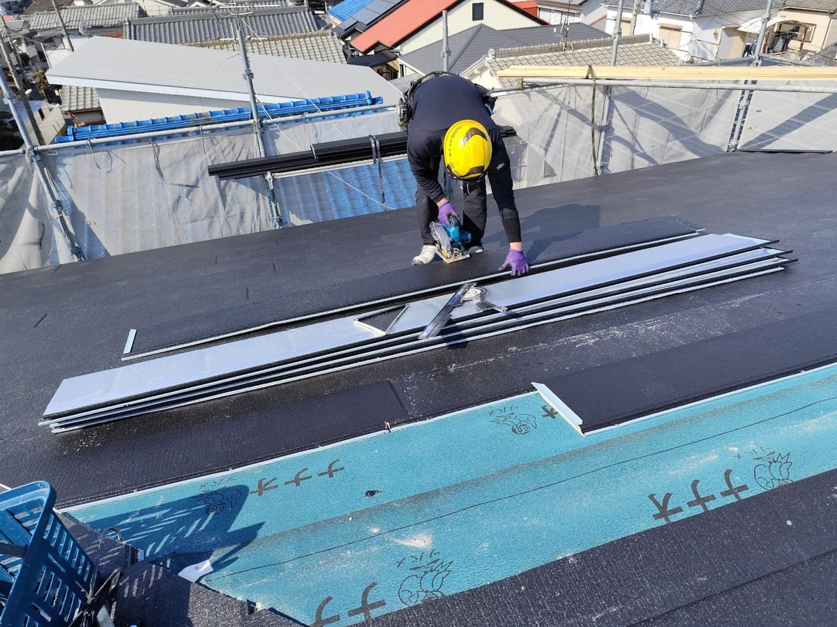 屋根カバー工法 棟板金設置中