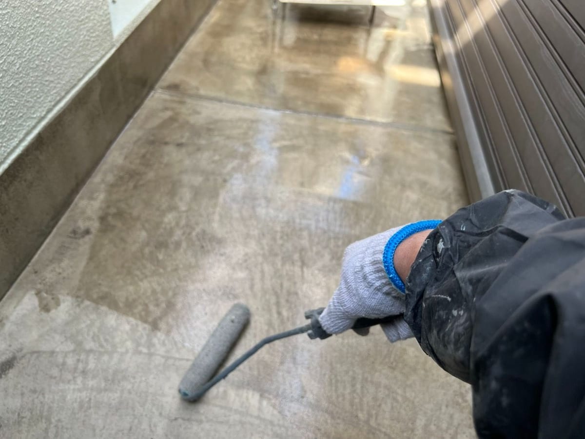 ベランダ プライマー塗布中