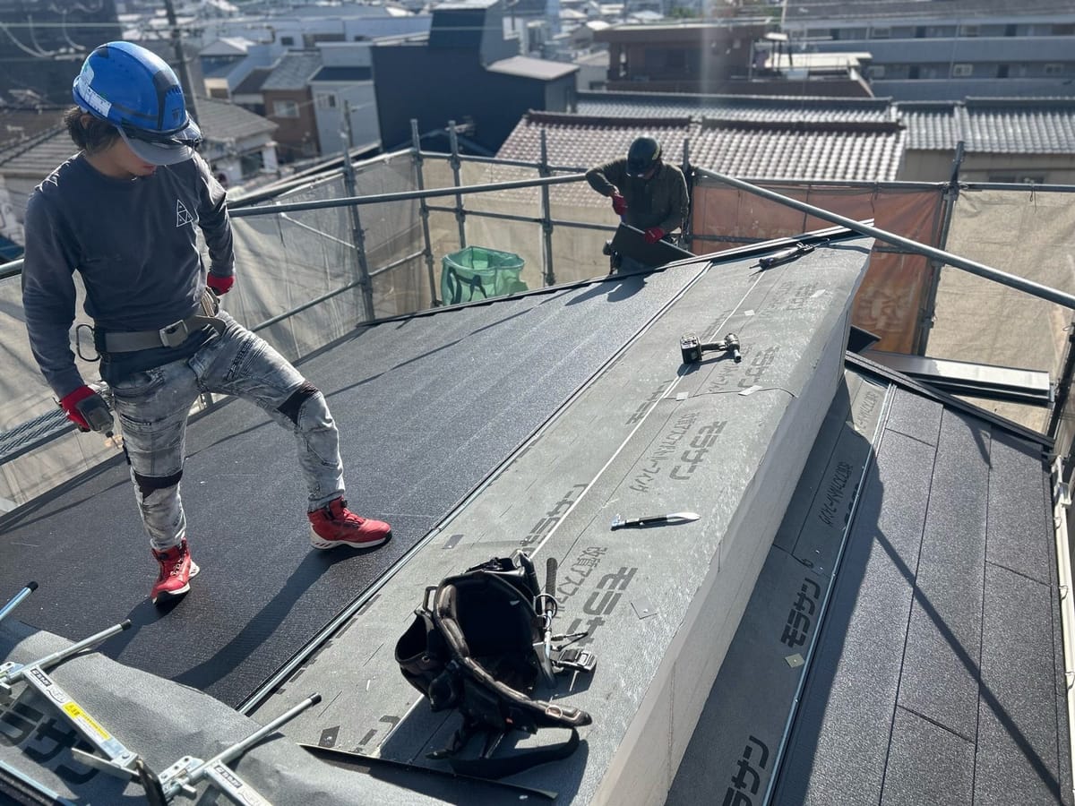 屋根 カバー工法 屋根材設置